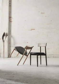 Chairs^MUUBS Tetra chair with padded seat, Concrete coloured fabric-natural oiled oak GreyBrown
