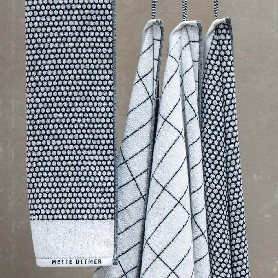 Best Mette Ditmer Tile Stone bath towel 70x140 cm, black-off White