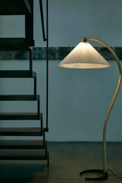 Reading Lamps|Children's Lamps^GUBI Timberline floor lamp, Oak-birch-white BeigeWhite