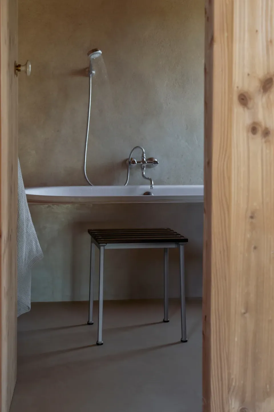 Hot HAY Traverse stool, Oiled ash Brown