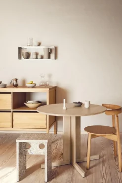 Outlet Form & Refine Trefoil dining table Ø75 cm, White oak Beige