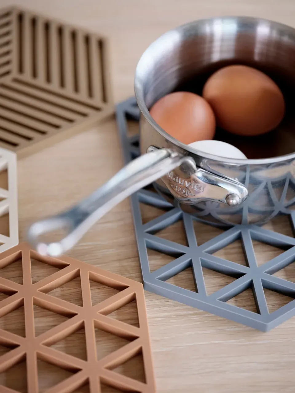Online Zone Denmark Triangle trivet, Light Terracotta Red