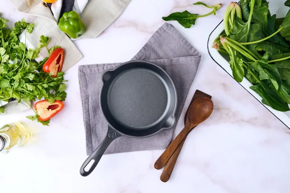 Online Victoria cast iron frying pan pre-seasoned, Ø16 cm Black