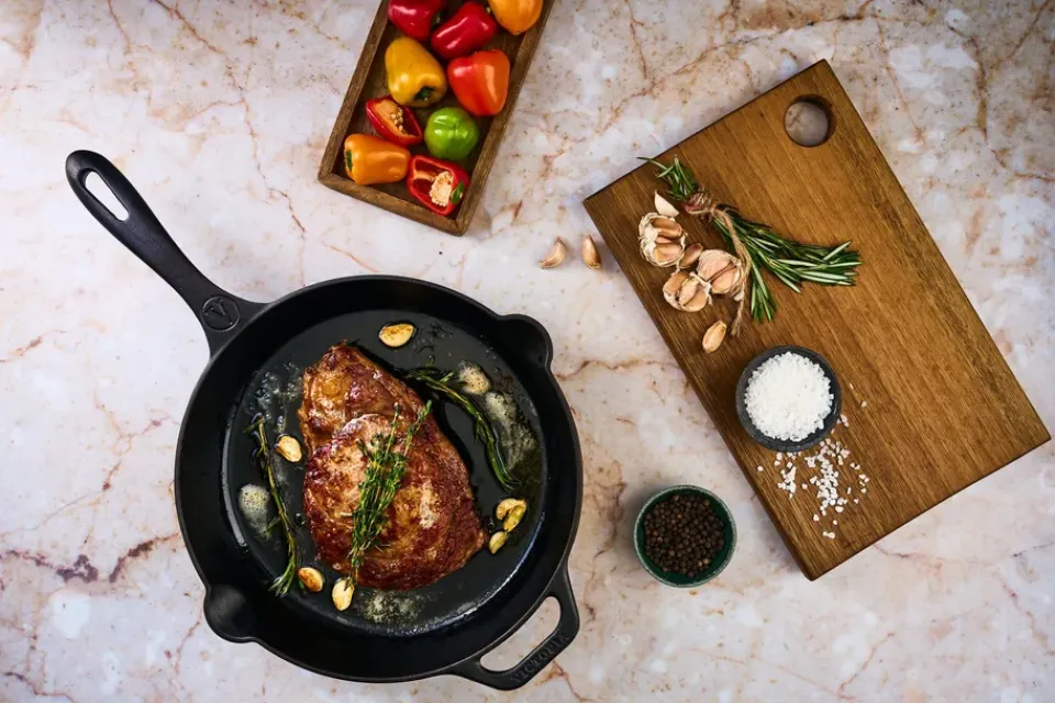 Cast Iron Pans^Victoria cast iron frying pan pre-seasoned, Ø30 cm Black